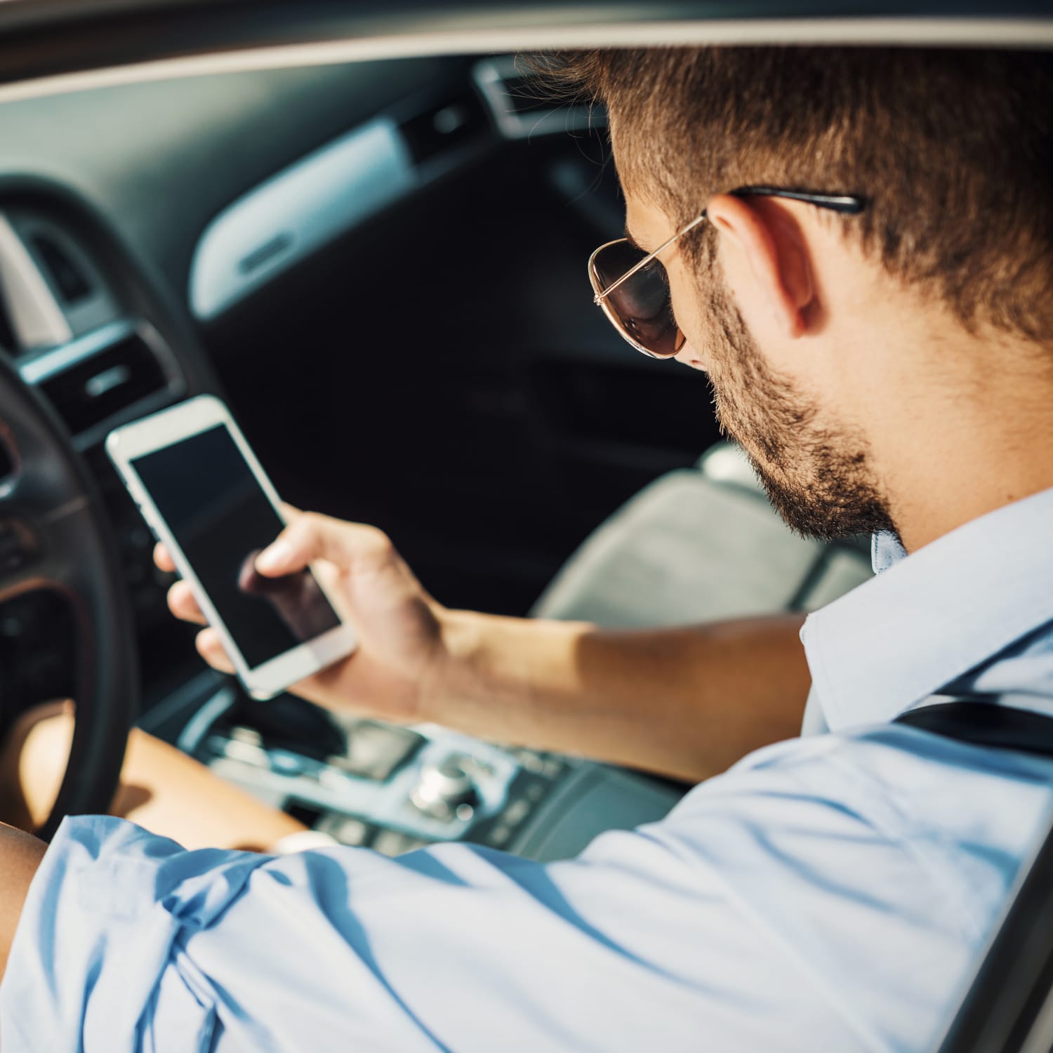 Mobile phone at the wheel: fines and penalties 2020