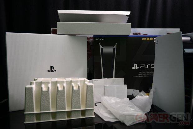Open the box of PS5 Digital Edition 0031