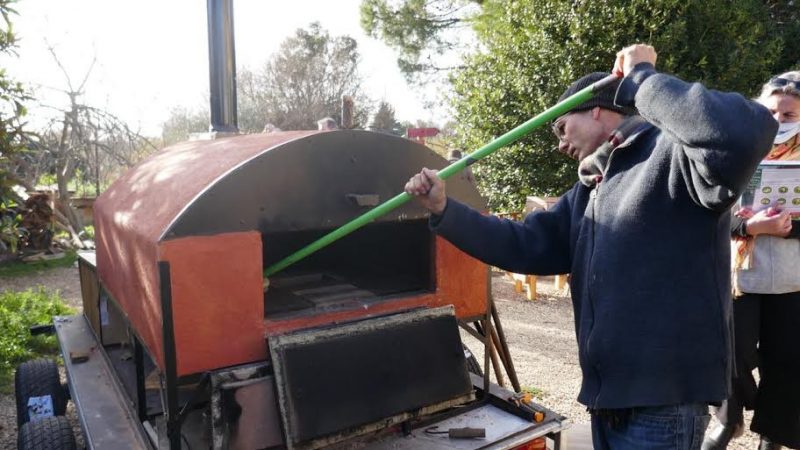 In Gard, a movable oven for cooking and solidarity meetings