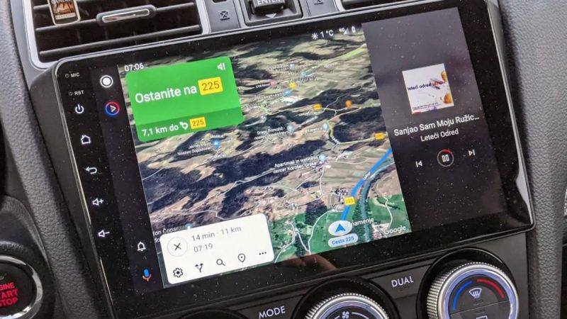 Android Auto does it in two, with a split screen: first reports and pictures