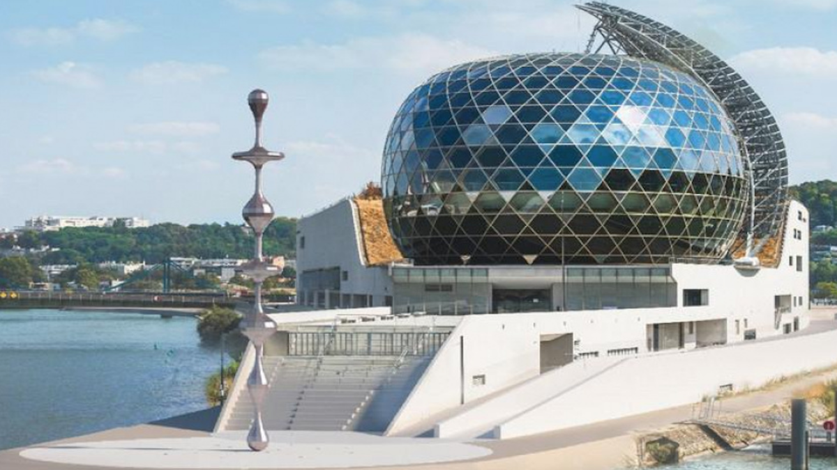 A wonderful sculpture that embodies equality and is located behind the Seine Musicale