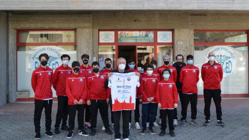 Associati Fisiomed hosts Volleyball Macerata: under 17 years old were honored with water bottles and gadgets – Picchio News