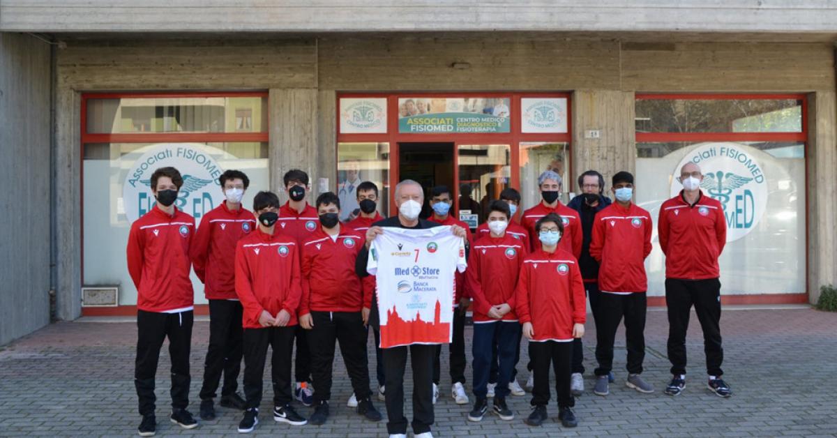 Associati Fisiomed hosts Volleyball Macerata: under 17 years old were honored with water bottles and gadgets – Picchio News