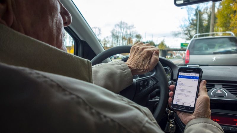 A car driver caught with a cell phone at the wheel, defends himself against buses and now pays double