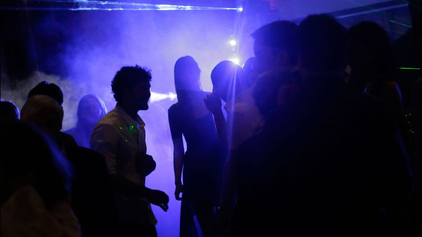 Some establishments, such as nightclubs, do not believe in the imminent reopening