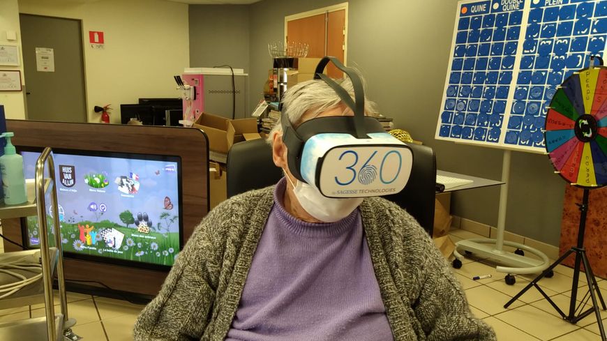 Nursing home residents disassemble themselves thanks to virtual headphones