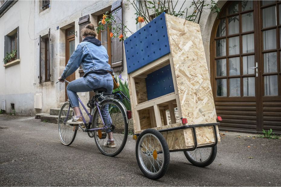 Les Orageuses has launched a mobile library to bring feminist culture to neighborhoods