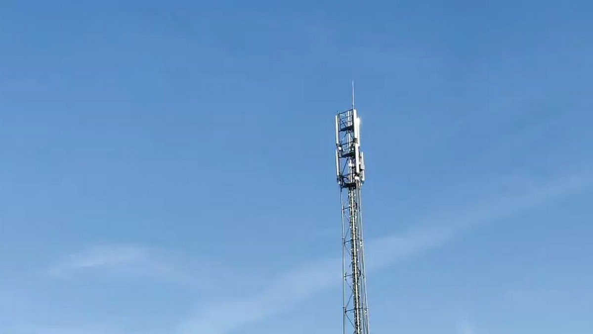 The operator continues and signs, wants to install his antenna الهوائي