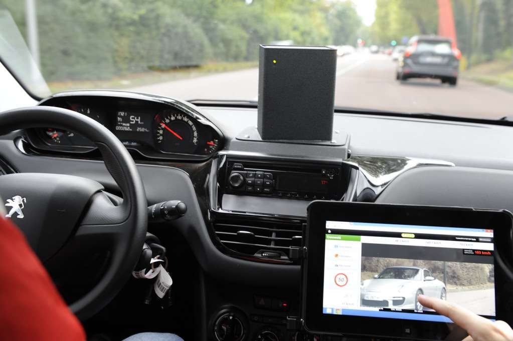 How do you recognize a mobile radar car?