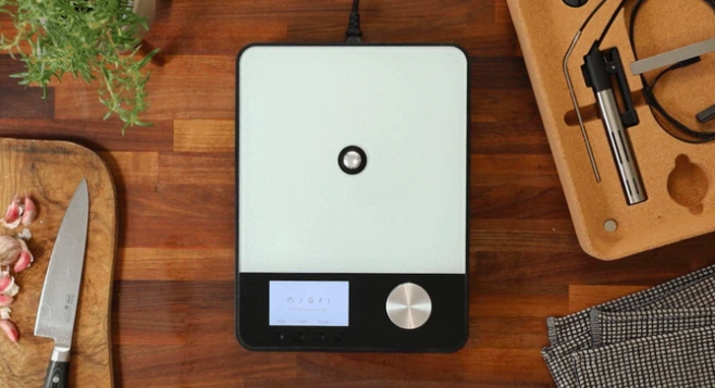 Portable cooker with temperature sensor to avoid making mistakes in recipes