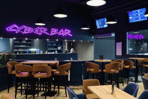 Cyber ​​Bar, where players from the EVA area meet after a game session to relax, drink or eat.
