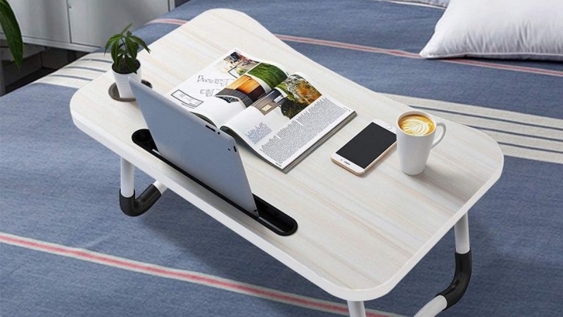 This foldable bedside table is perfect for working without leaving your bed for only 27€