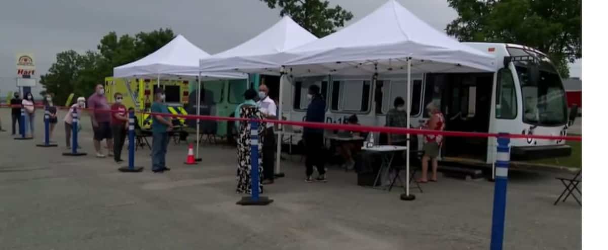 Mobile vaccination clinic gaining popularity in Sherbrooke