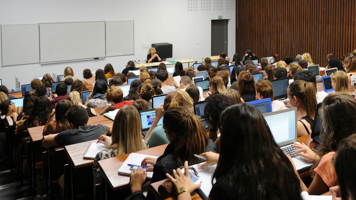 Emmaüs Connect joins Lille University to distribute computers to 400 students