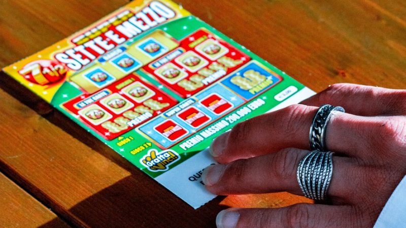 She won half a million euros with a scratch game, the tobacco seller runs away with the winning ticket