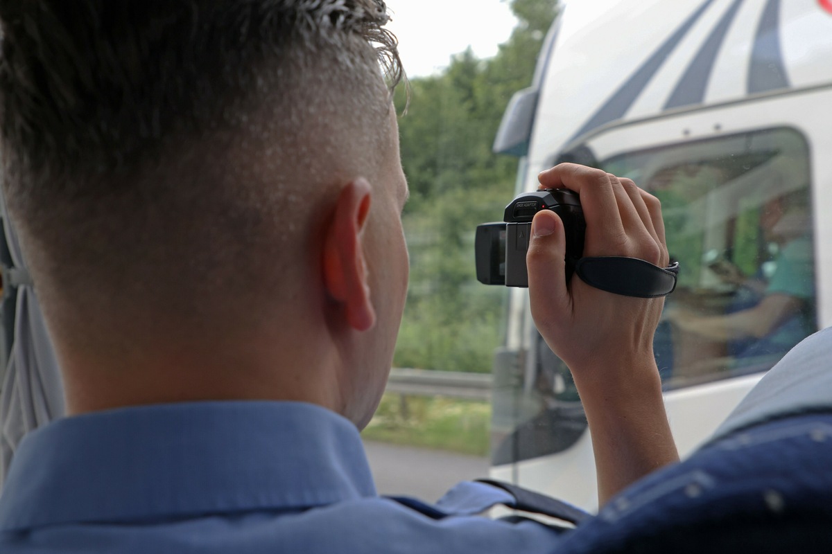 Truck inspection near Dresden: Who reads and writes on their cell phones?