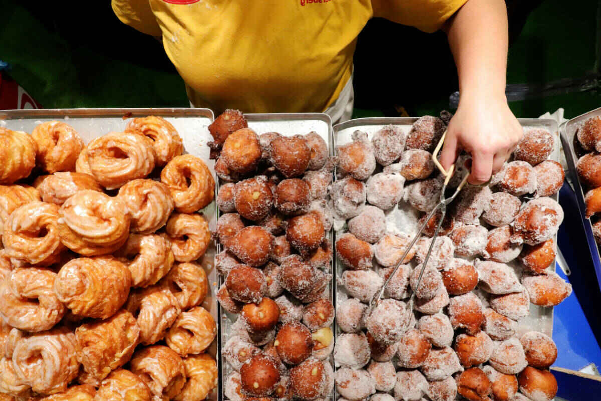 Forgetting a cell phone in the bakery leads to the tragedy of a jealous donut fight