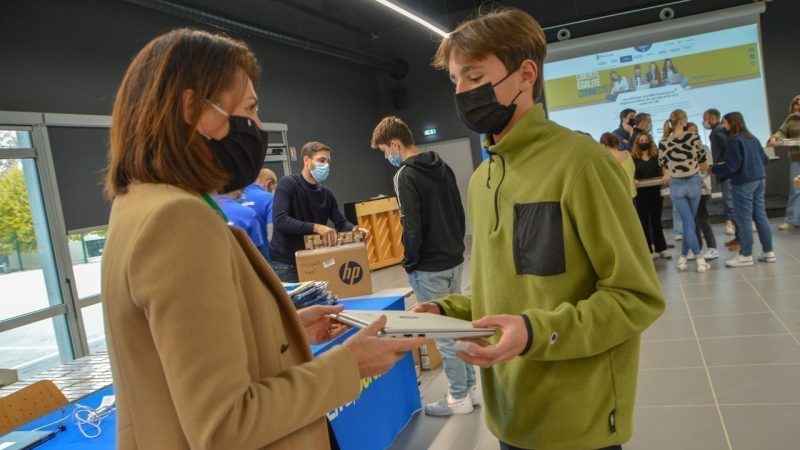 Christmas before the clock: a computer shown to every second-grader at the Pays de la Loire