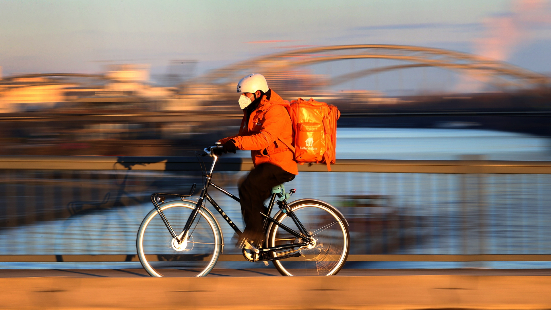 Federal Labor Court: Couriers have the right to cell phones and bicycles