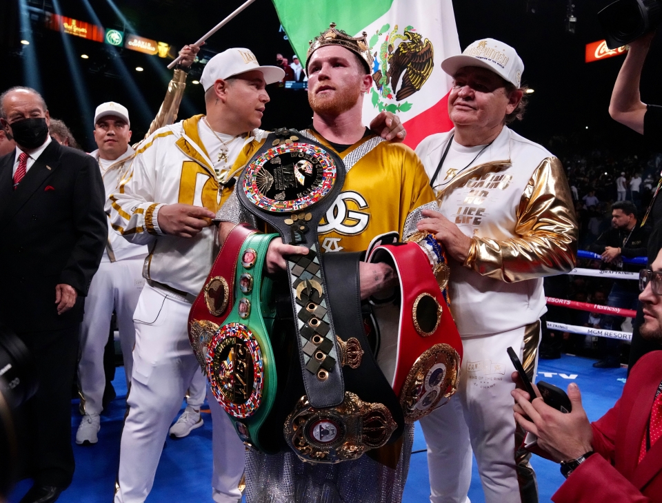 Canelo Alvarez showed how an elite professional boxer plays a virtual reality boxing game as he is a virtual opponent with ease.