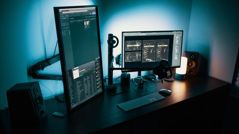How to set up two monitors on your desktop