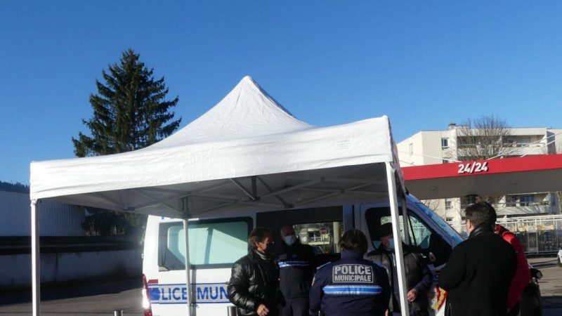 San Die.  Behind the scenes, a new mobile station for the municipal police goes to meet the residents
