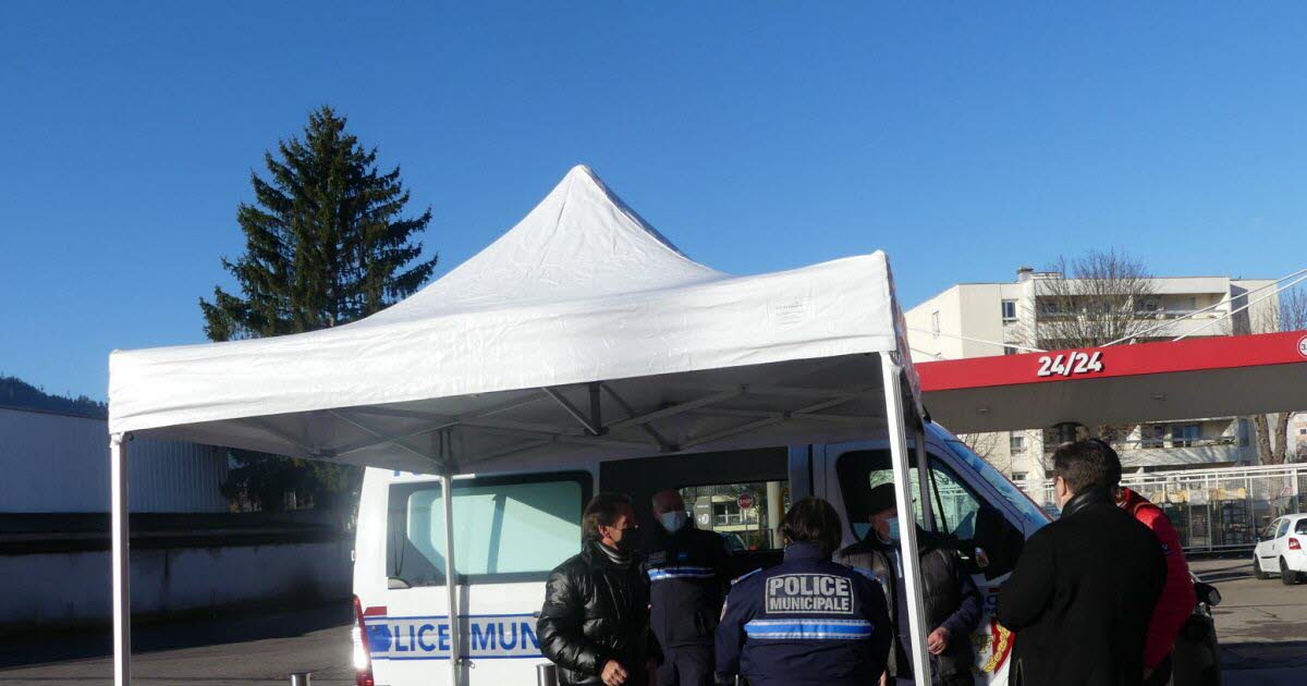 San Die.  Behind the scenes, a new mobile station for the municipal police goes to meet the residents