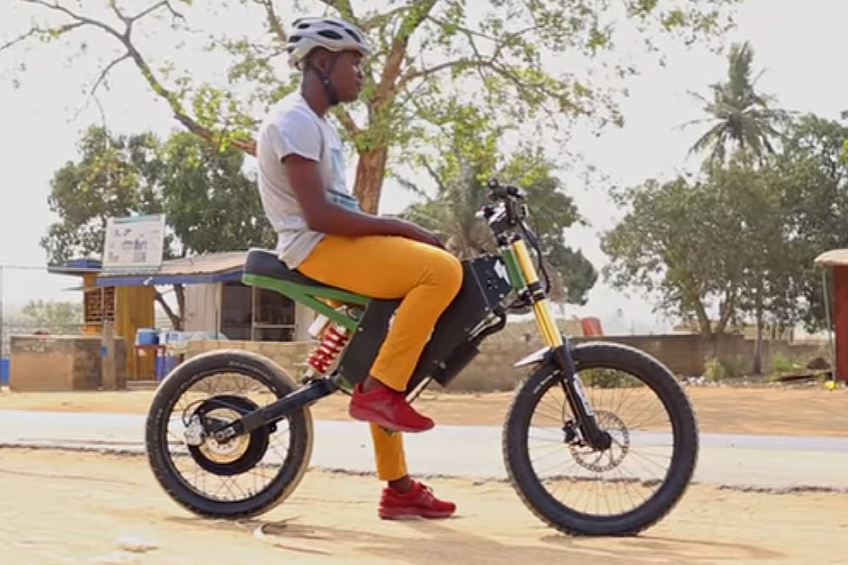 Ghanaian youth makes electric motorcycles with recycled computer batteries