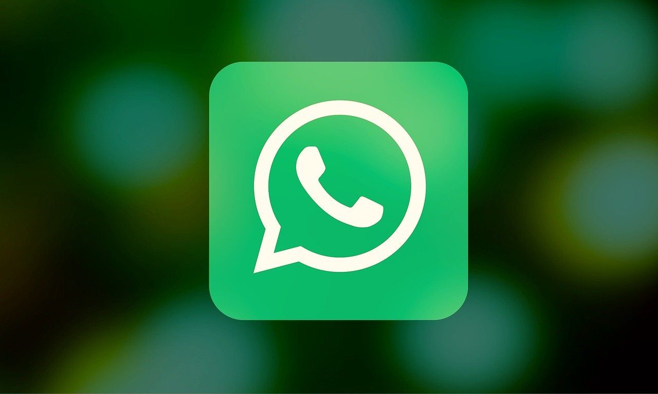 The novelty of WhatsApp attracting large groups of friends